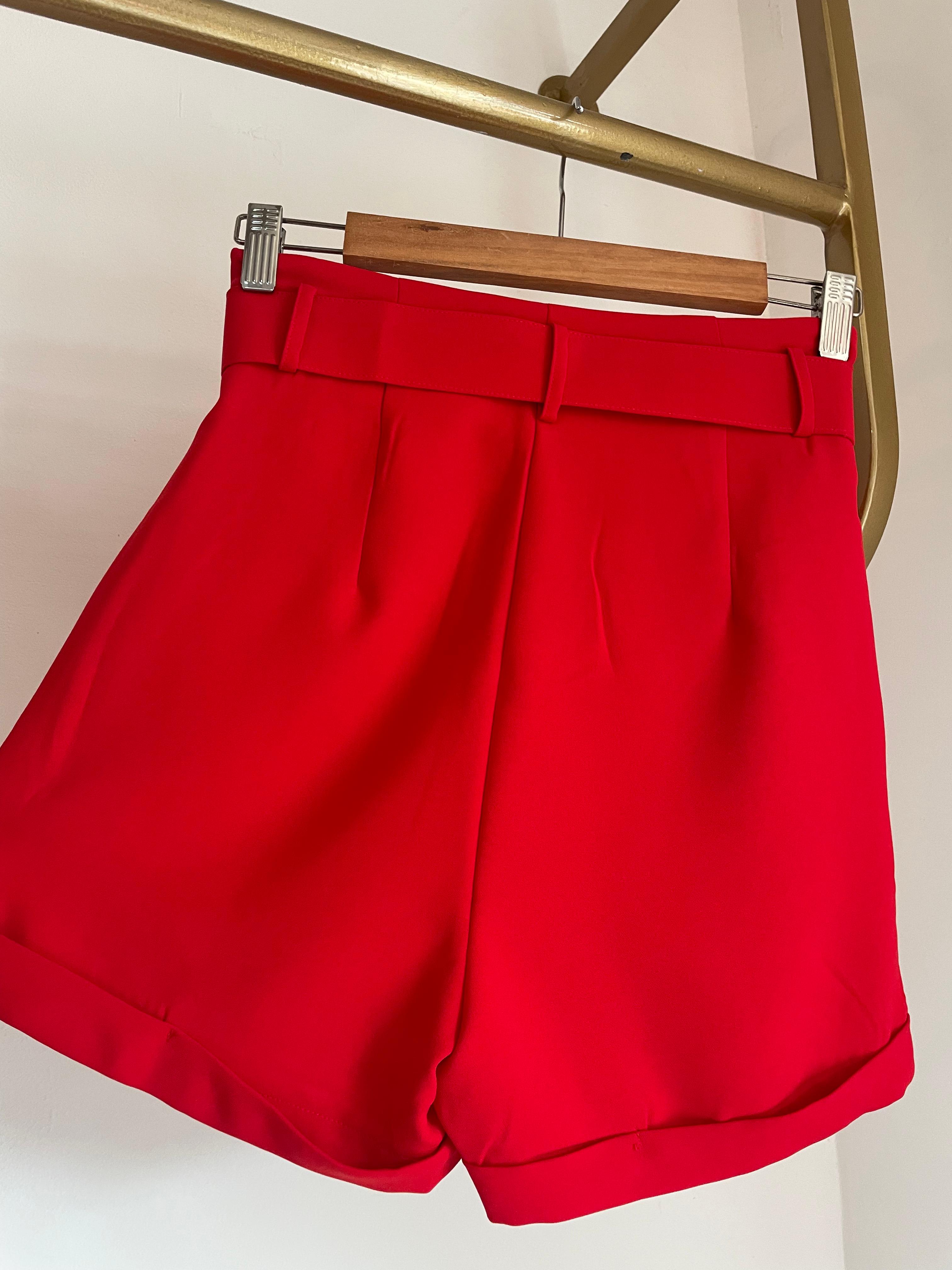 Short rojo con citurón