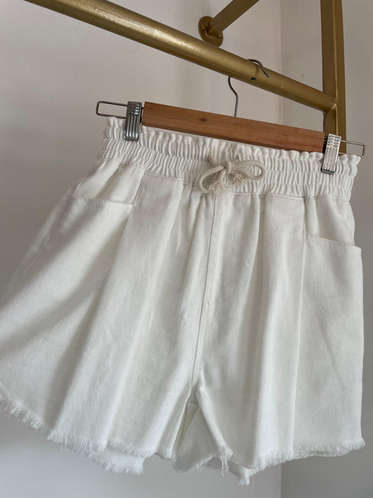 Short blanco con cordón